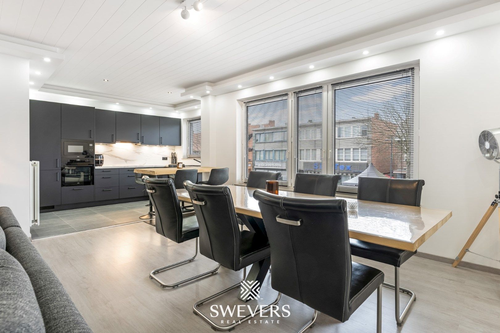 Volledig gerenoveerd appartement van 102 m² met ruim terras en garagebox foto 5