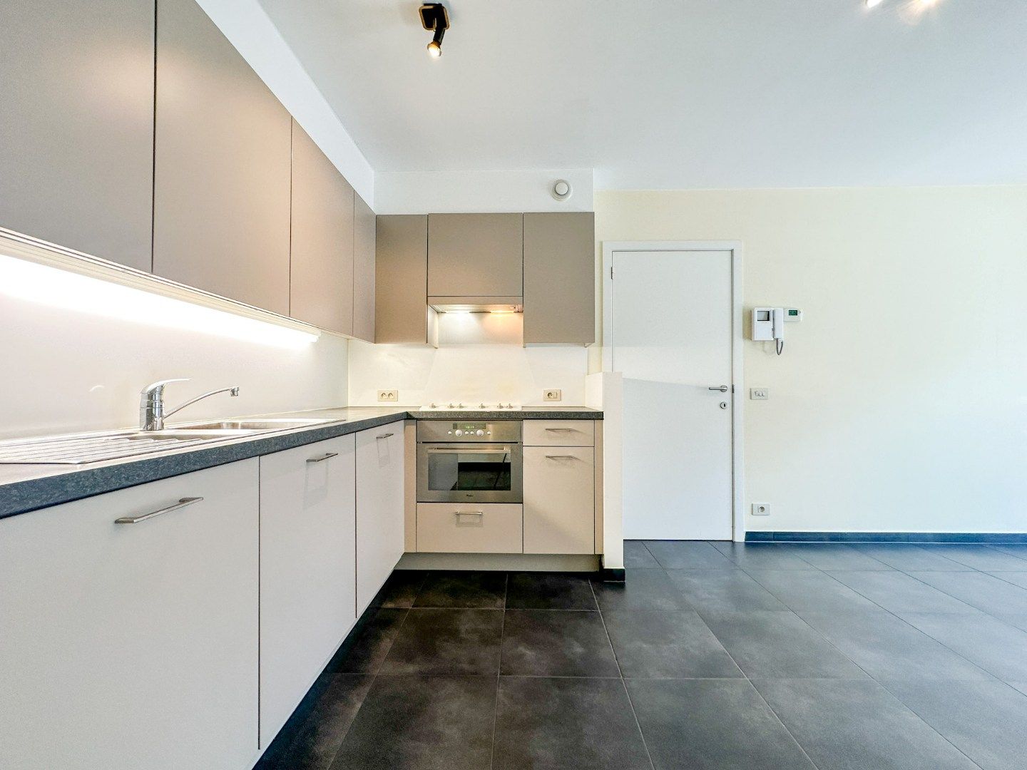 Instapklaar energiezuinig appartement hartje Eernegem, met zonnig terras en garage, topligging. foto 8