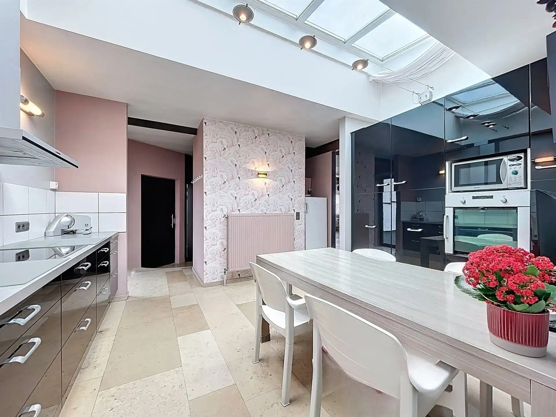 Exclusieve loft met uitzonderlijk ruim magazijn op toplocatie in Sint-Niklaas! foto 4