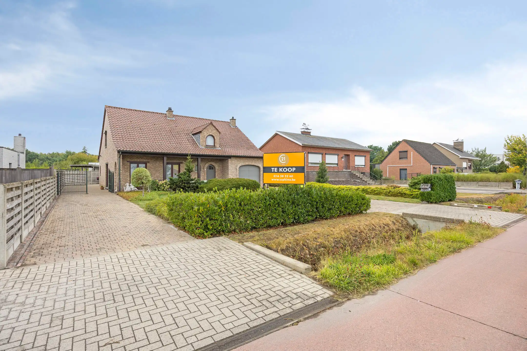Instapklare vrijstaande woning op ruim perceel foto {{pictureIndex}}