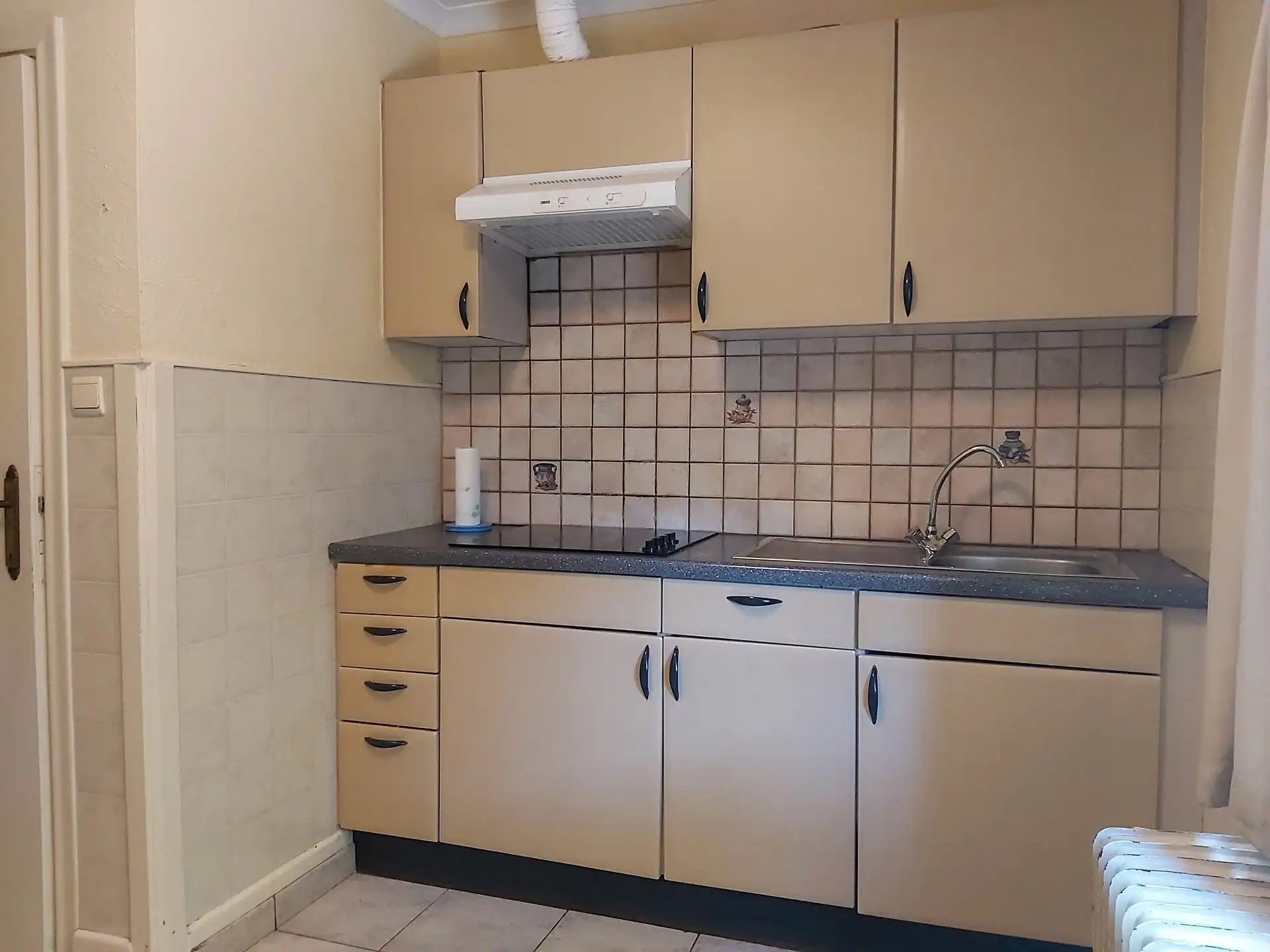 Te renoveren woning met 3 slaapkamers, garage en tuin in Maasmechelen! foto 6