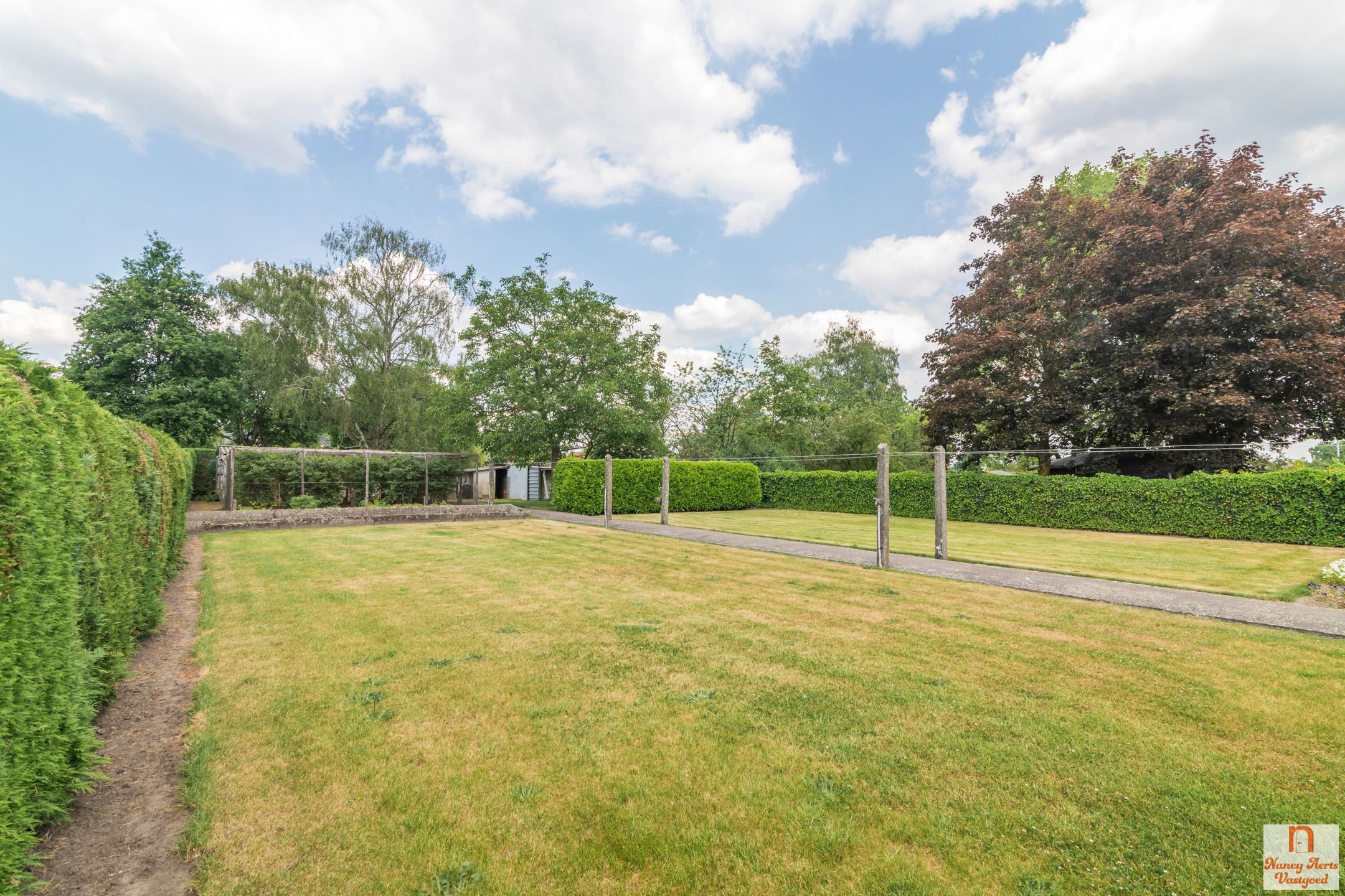 Vrijstaande, goed onderhouden woning op 20 are grond foto 39