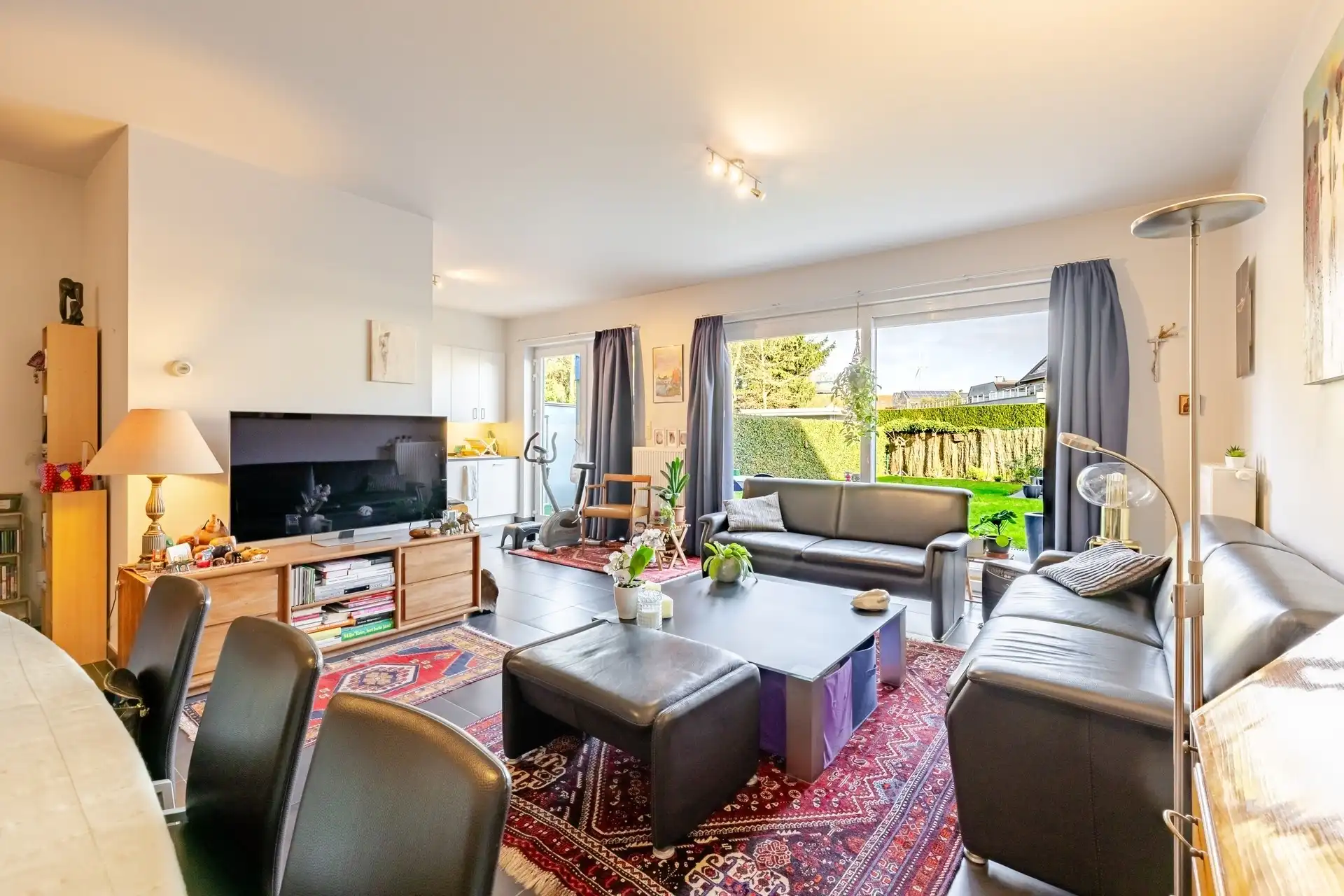 Topappartement met 2 slaapkamers en tuin! foto 8