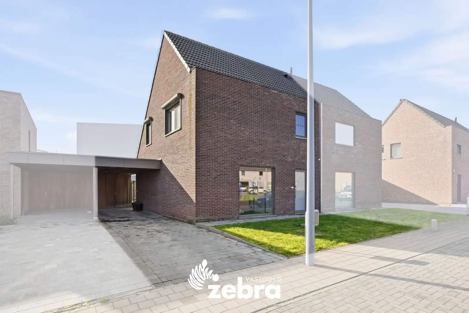 Jonge halfopenbebouwing in Rumbeke foto {{pictureIndex}}