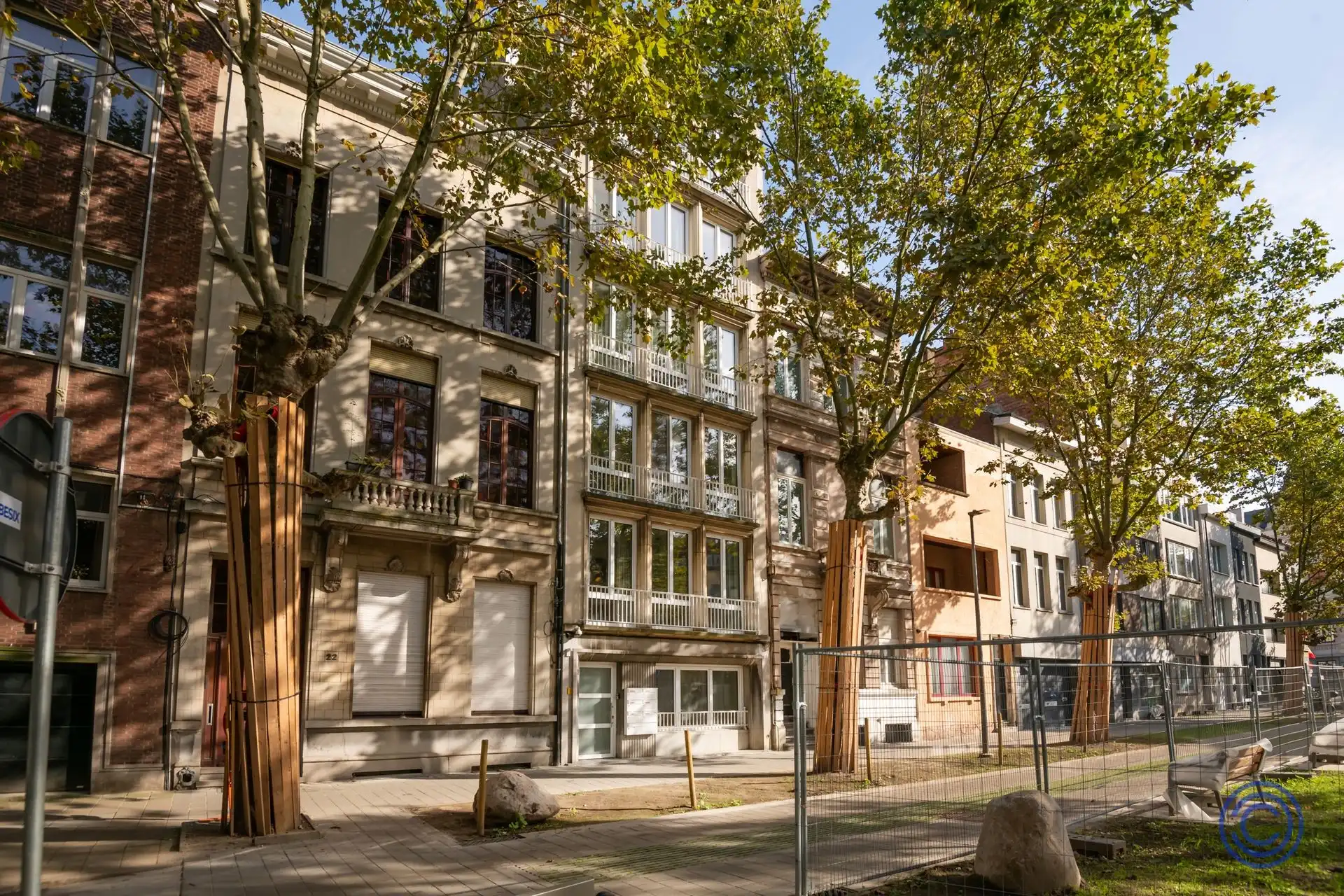 Volledig gerenoveerd appartement met kantoor en groot terras! foto 14