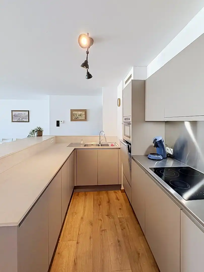 Lichtrijk woonappartement met ruim terras vlak bij zee.  foto 6