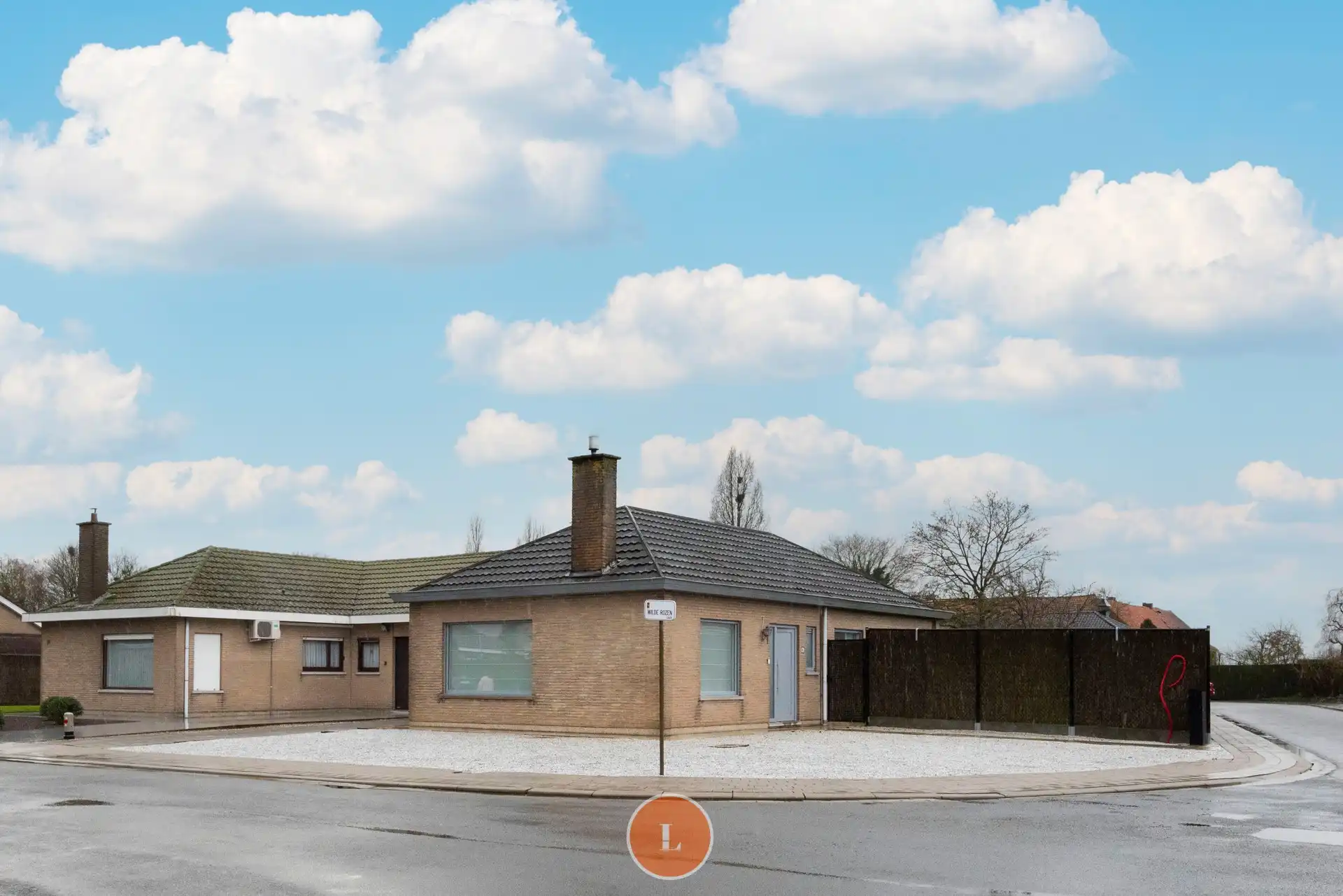 Gelijkvloerse woning in rustige residentiële wijk. foto {{pictureIndex}}