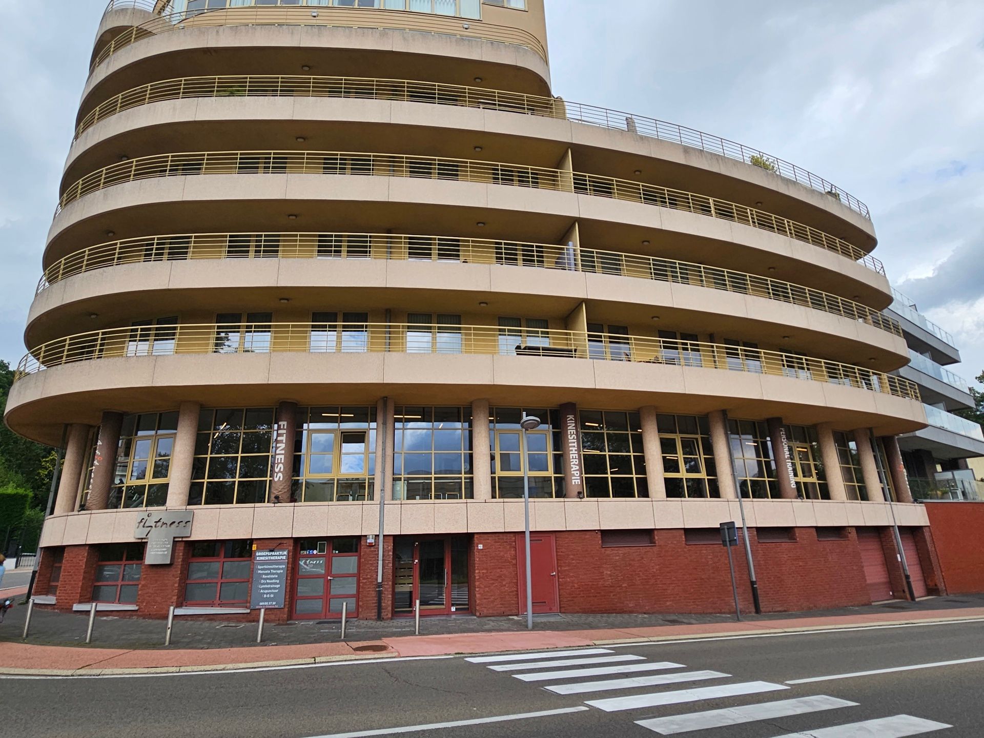 Kantoorgebouw op zichtlocatie in Genk-centrum foto 18