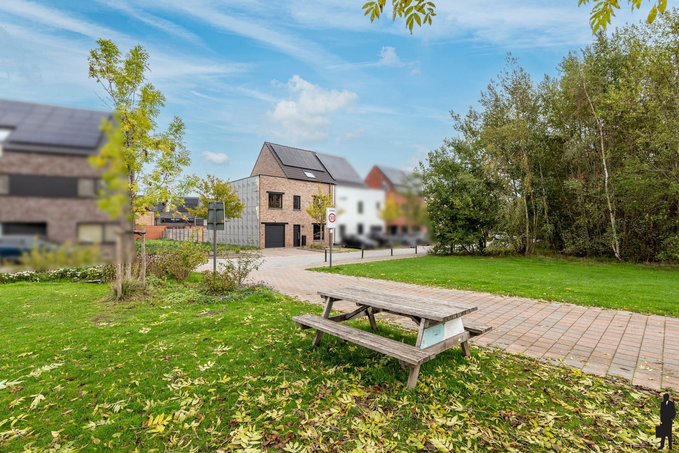 Recente gezinswoning met 5 slpks in rustig woonerf foto 2