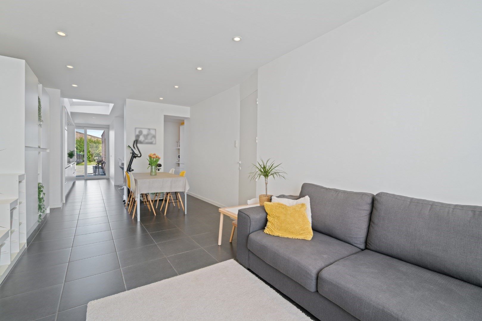 GERENOVEERDE WONING MET 3 SLAAPKAMERS EN TUIN foto {{pictureIndex}}