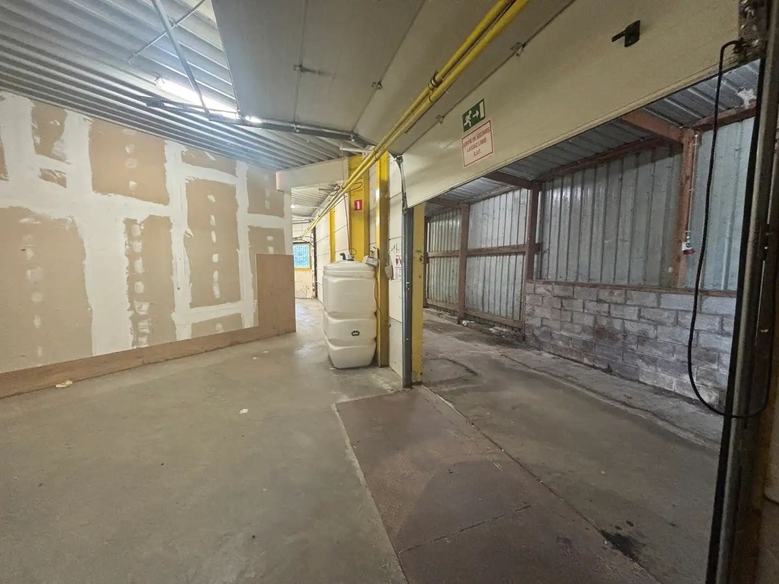 Baanwinkel te huur in Philippeville, toplocatie retailpark foto 6