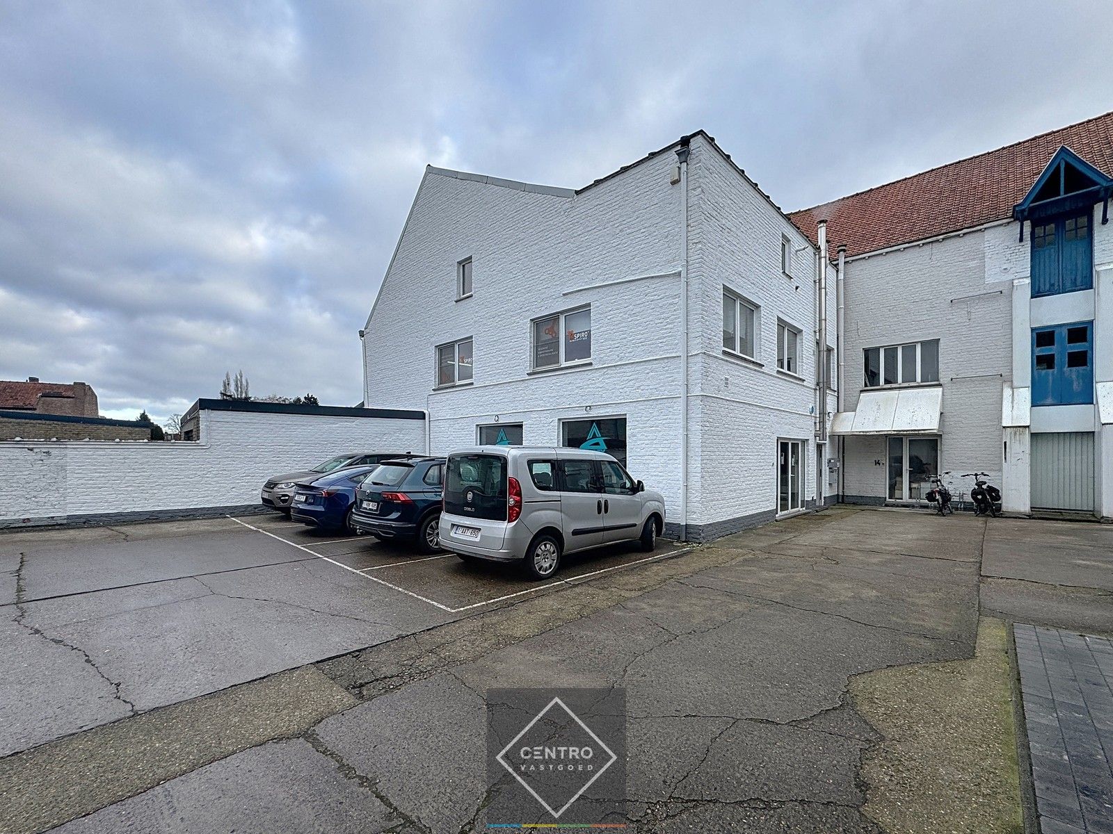 Instapklare HANDELSRUIMTE (220m²) met parkeergelegenheid voor de deur. Op boogscheut van historisch centrum van Brugge. foto {{pictureIndex}}