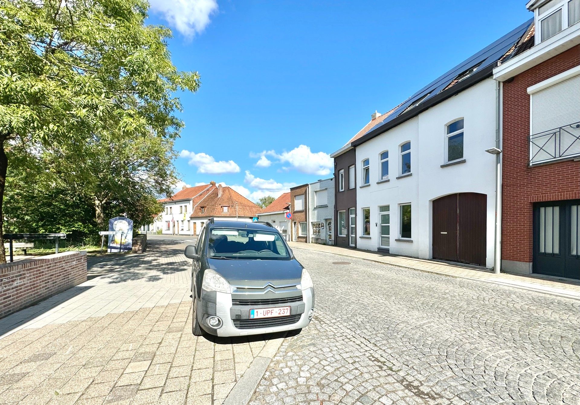 Gerenoveerde woning op de grens Kortrijk-Heule foto {{pictureIndex}}