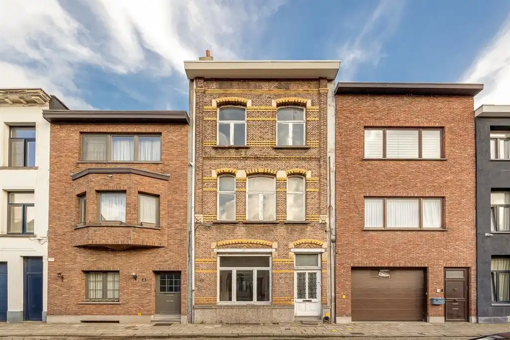 Hoofdfoto van de publicatie: Verrassend ruime te renoveren woning met zonnige tuin