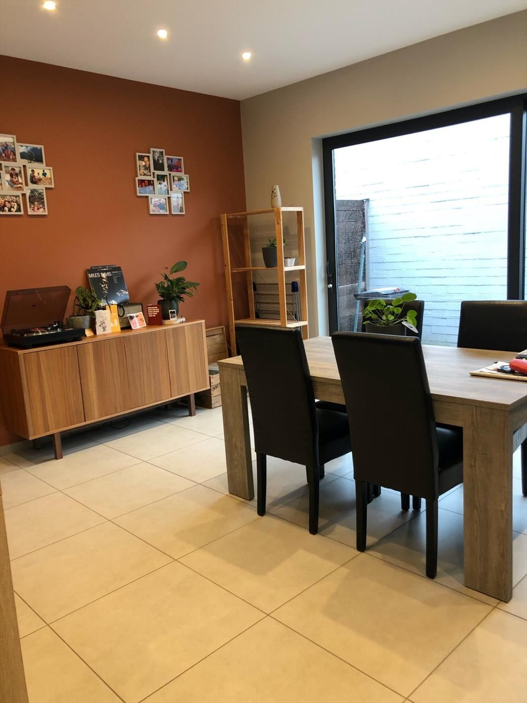 Instapklare ruime gerenoveerde woning met ruime uitbouw achteraan, groot zonneterras en koer foto 4