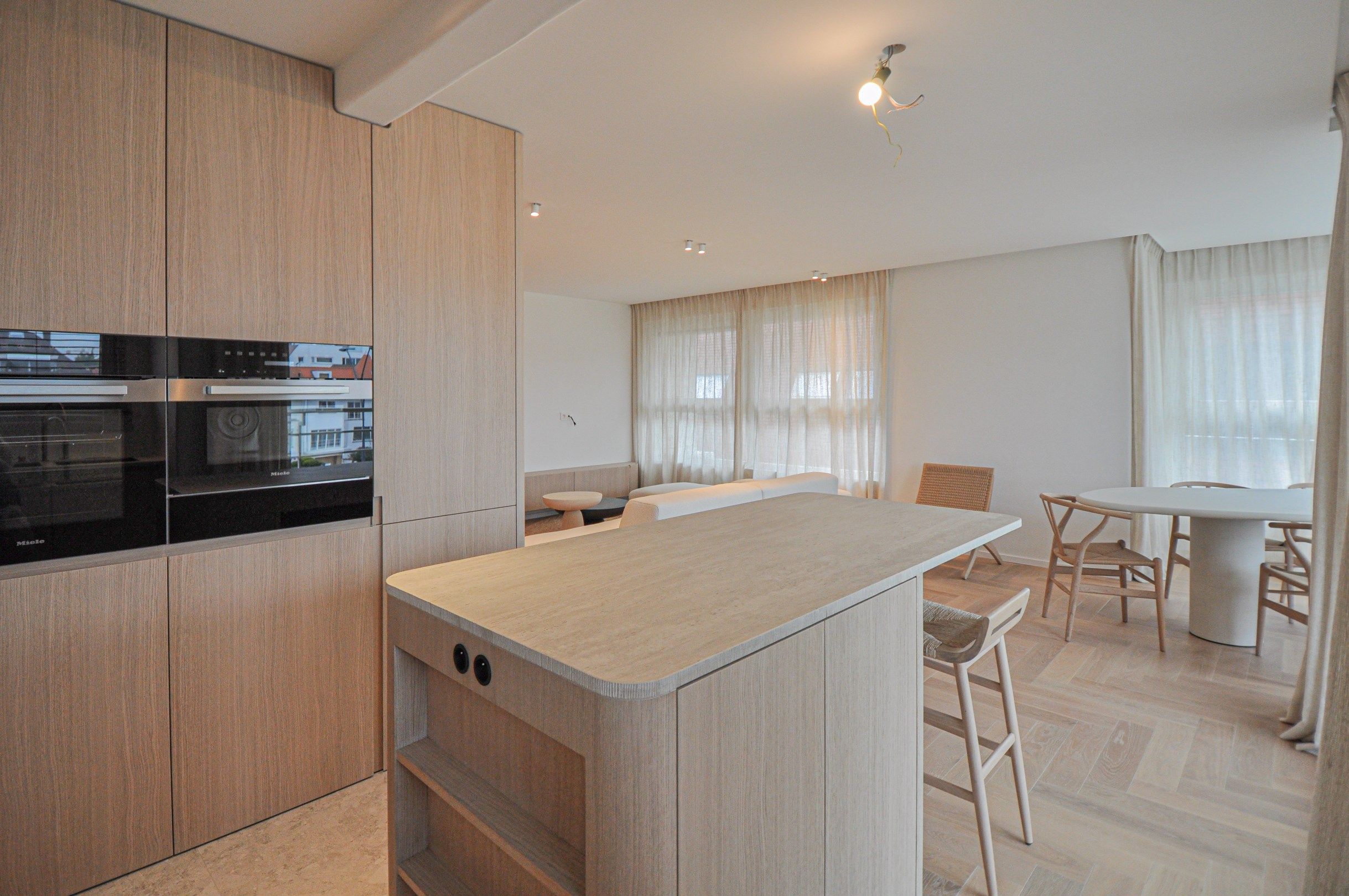 Lichtrijk volledig gerenoveerd appartement met een prachtig open zicht gelegen in een standingvolle villaresidentie. foto 7