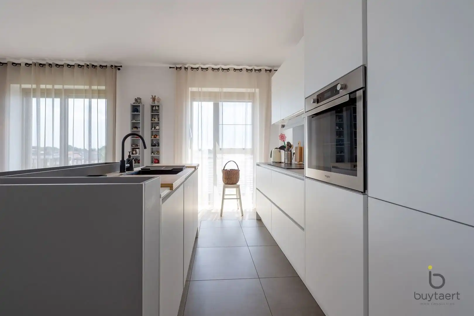 WONEN IN STIJL: een knap 2-slaapkamer appartement op de 3de verdieping met terras te Deurne-Zuid! foto 14
