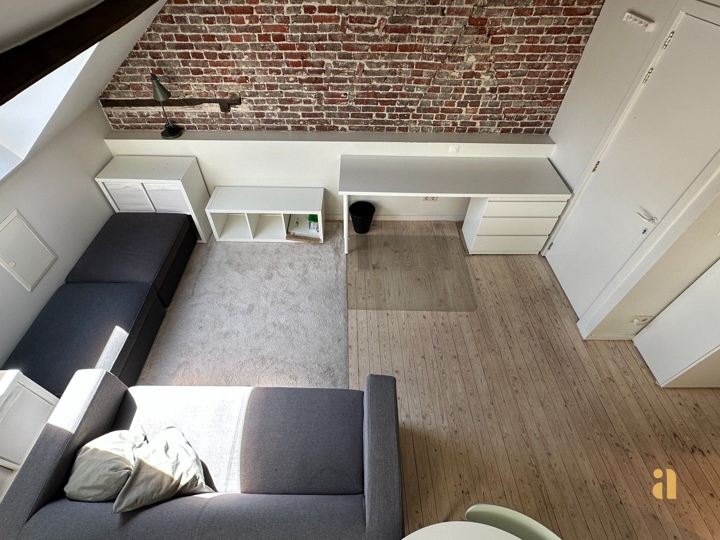 Lichtrijke bemeubelde studio op toplocatie! foto 3