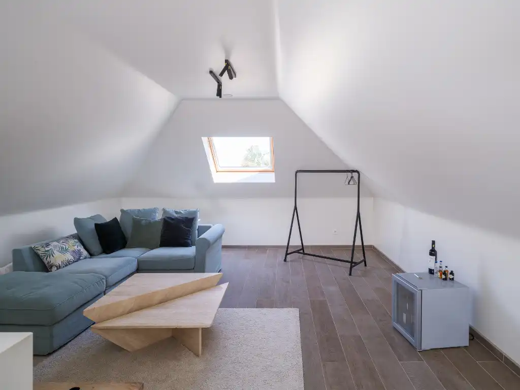 Imposante villa (BJ 2015) met onder meer een buitenzwembad en een sfeervol ingericht bijgebouw met sauna foto 30