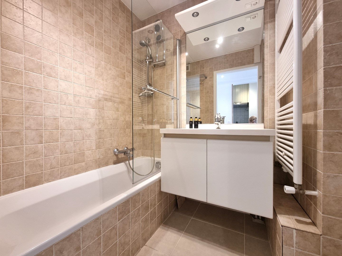 Instapklare studio met zijdelings zeezicht in Duinbergen foto 12