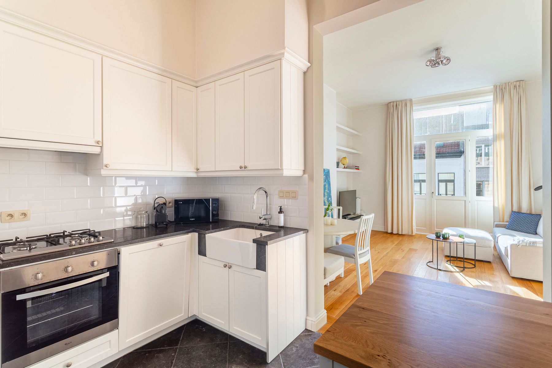 Licht en ruim bemeubeld appartement in hartje Zuid-Antwerpen foto 11