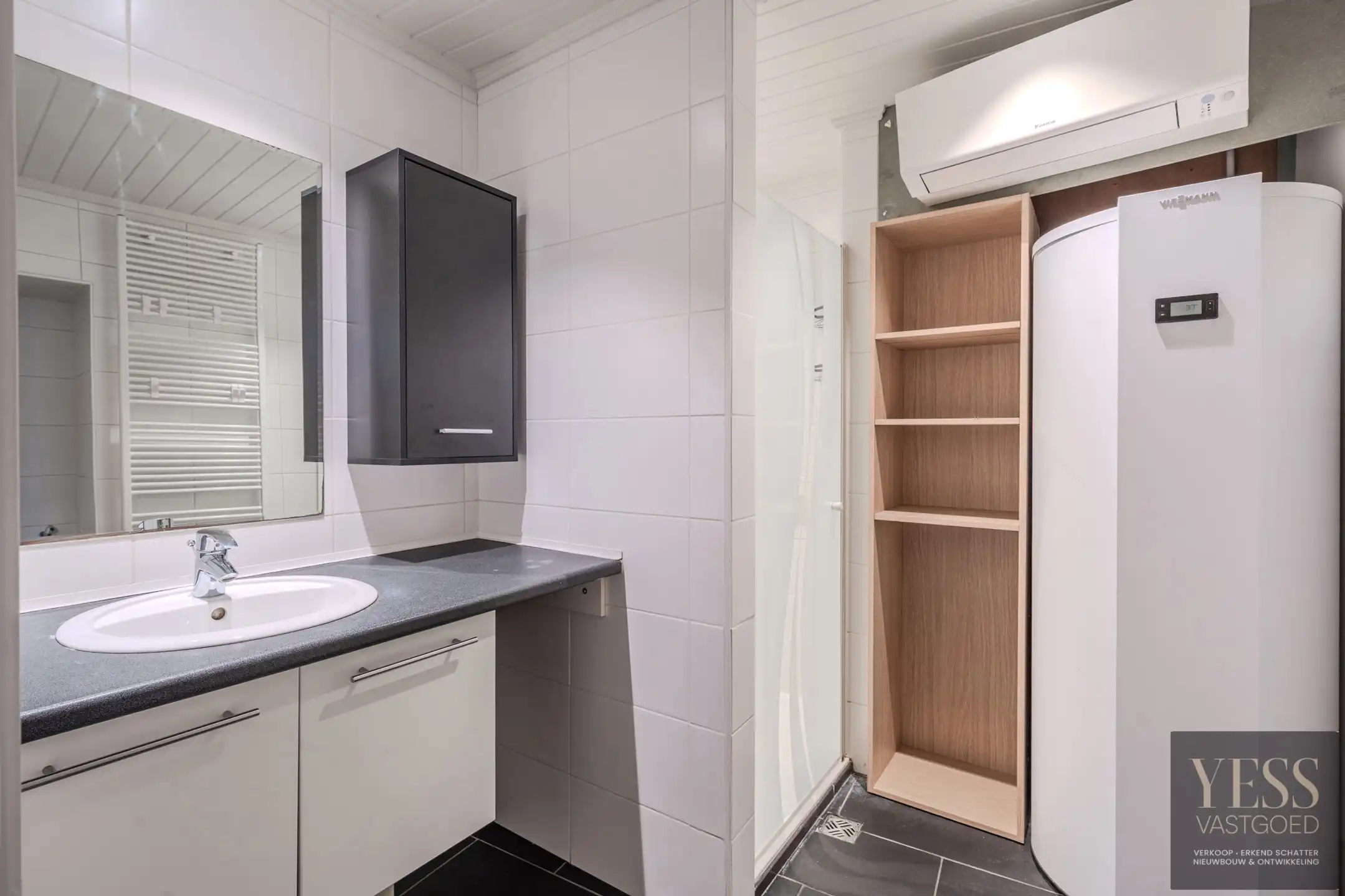 Instapklaar gelijkvloers appartement met terras/tuintje foto 12