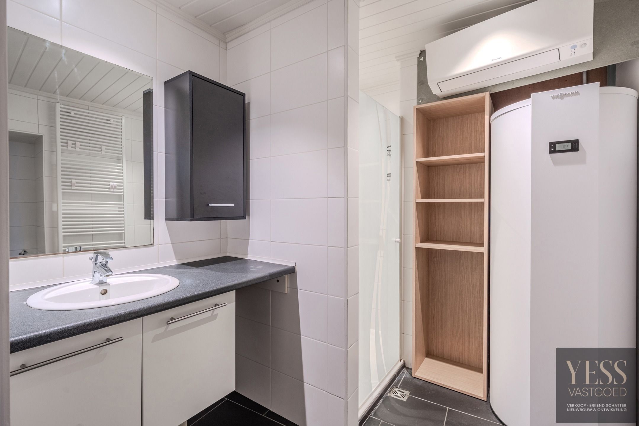 Instapklaar gelijkvloers appartement met terras/tuintje foto 12