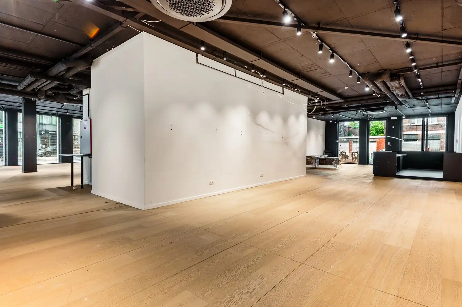 Riant handelspand (723m²) + 5 autostaanplaatsen & garagebox te Wijnegem! foto 5