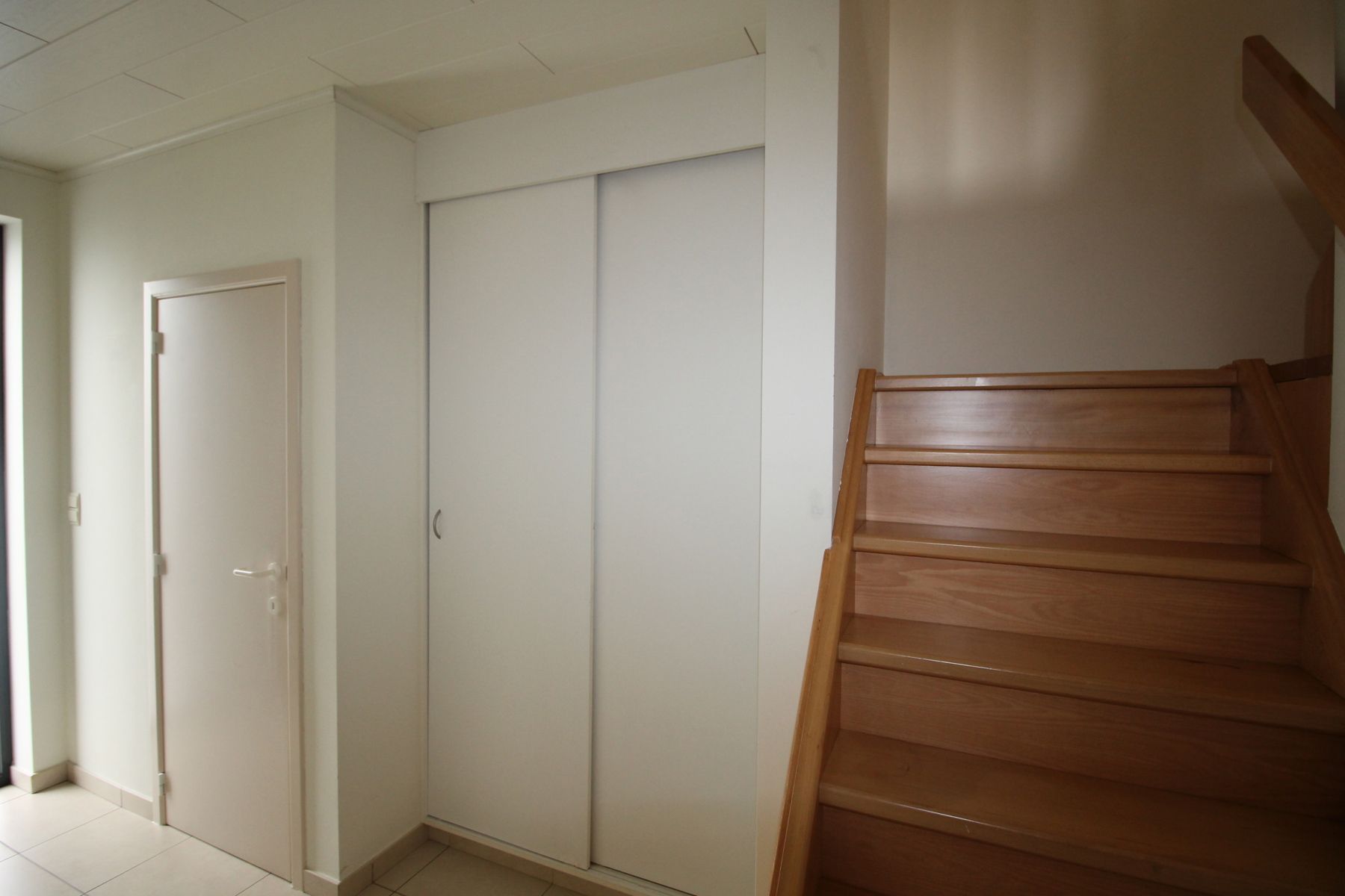 Recente halfopen bebouwing met ruime tuin, terras en garage foto 2