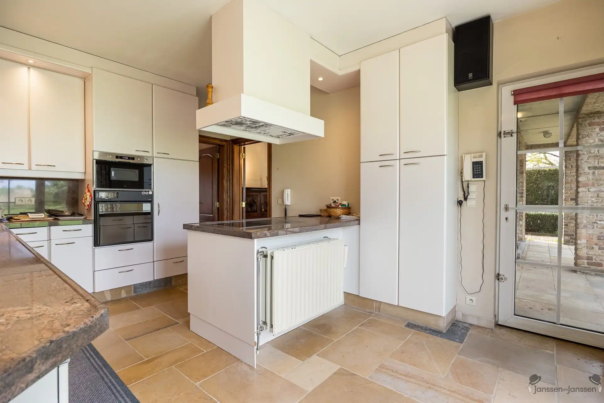 Karaktervolle woning met prachtig zicht op eigen natuurdomein foto 11