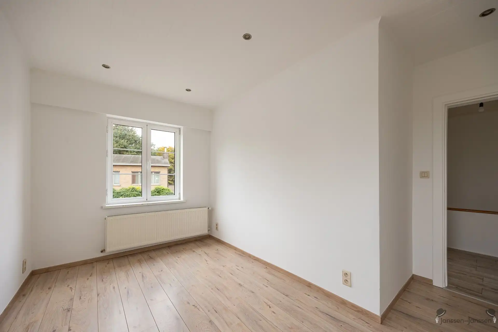 gerenoveerde woning met ruim magazijn  foto 15