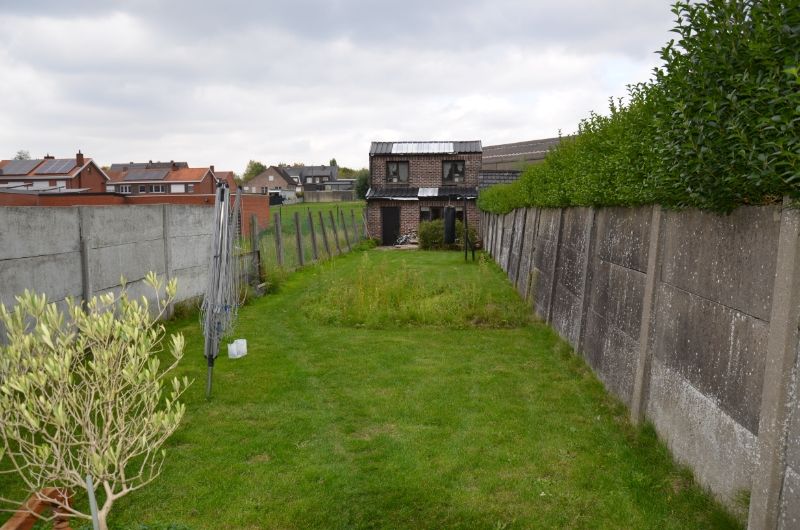 Te koop te Moorslede : Verder af te werken  gezinswoning met 3 slaapkamers, inpandige garage,  zonnige diepe  tuin mét uitweg en dubbele garage, zonnepanelen. foto 3
