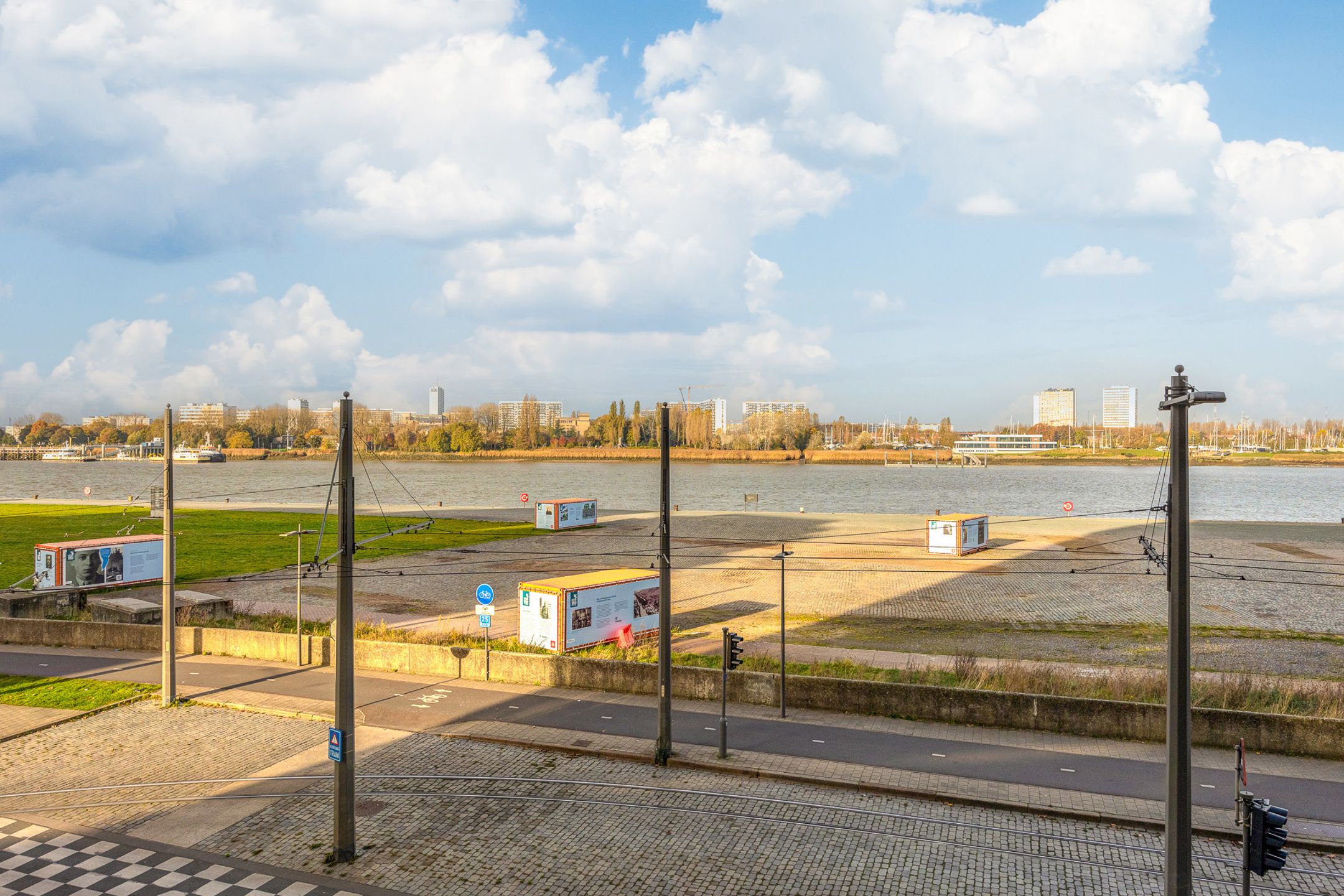 ANTWERPEN-EILANDJE - Veelzijdig hoekappartement aan Scheldekaaien foto 12