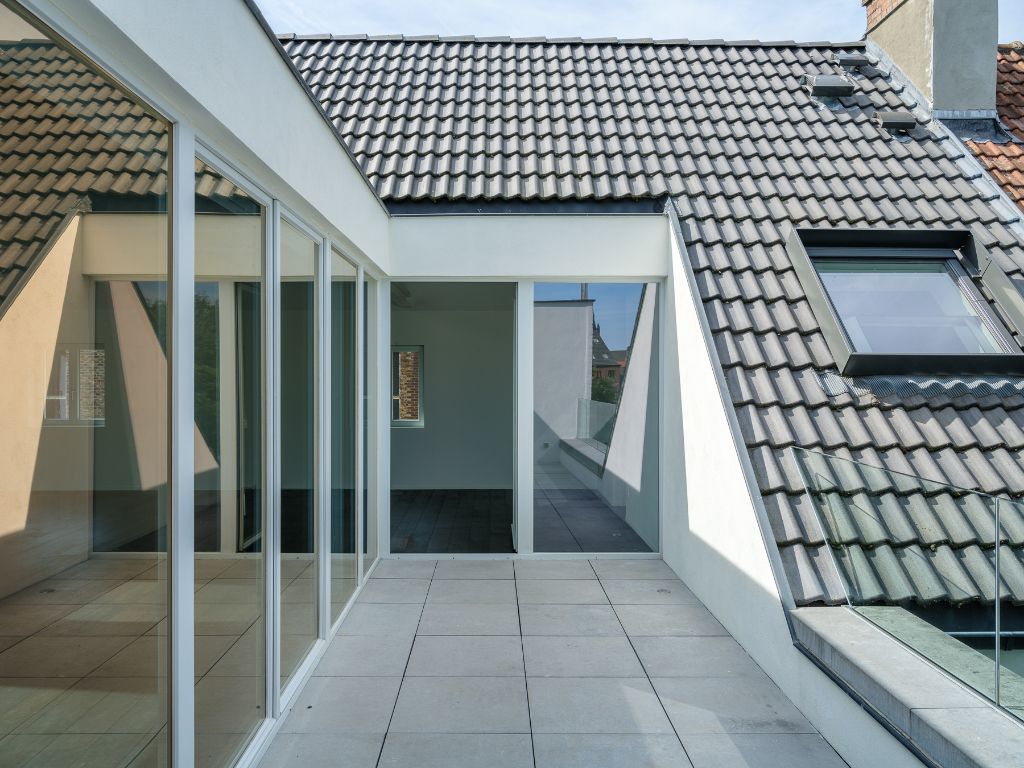 Penthouse gelegen op de tweede verdieping van een reconversie van een herenwoning naar kantoor en 2 appartementen. (2016, Element Architecten). foto 11