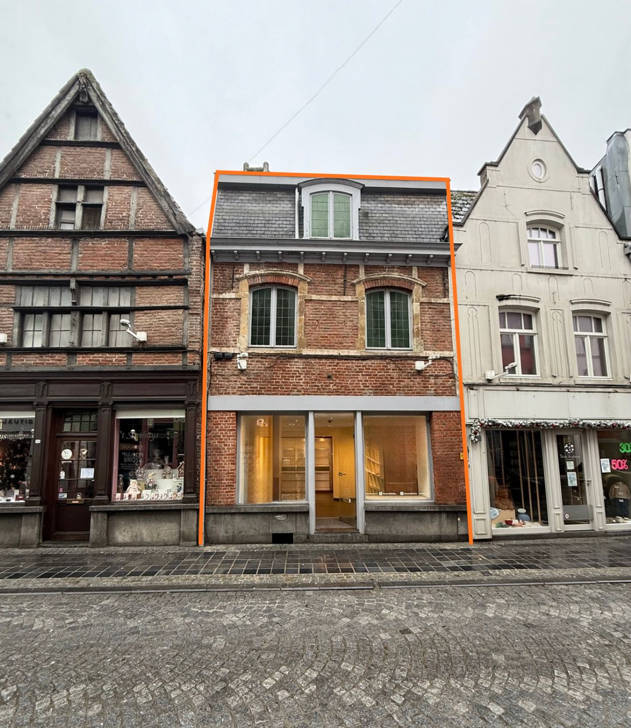 Centraal gelegen handelspand in centrum Oudenaarde foto {{pictureIndex}}