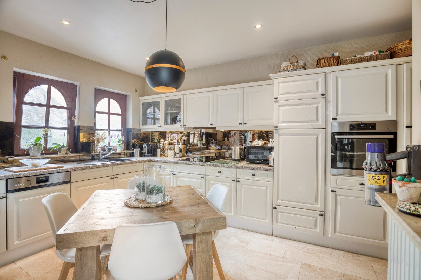 Zeer ruime instapklare open bebouwing met 5 slaapkamers op 819 m² in Lommel ! foto 6
