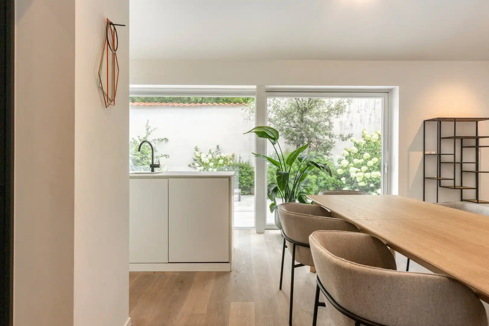 Prachtige bemeubelde stadwoning met 3 slaapkamers op topligging foto 5