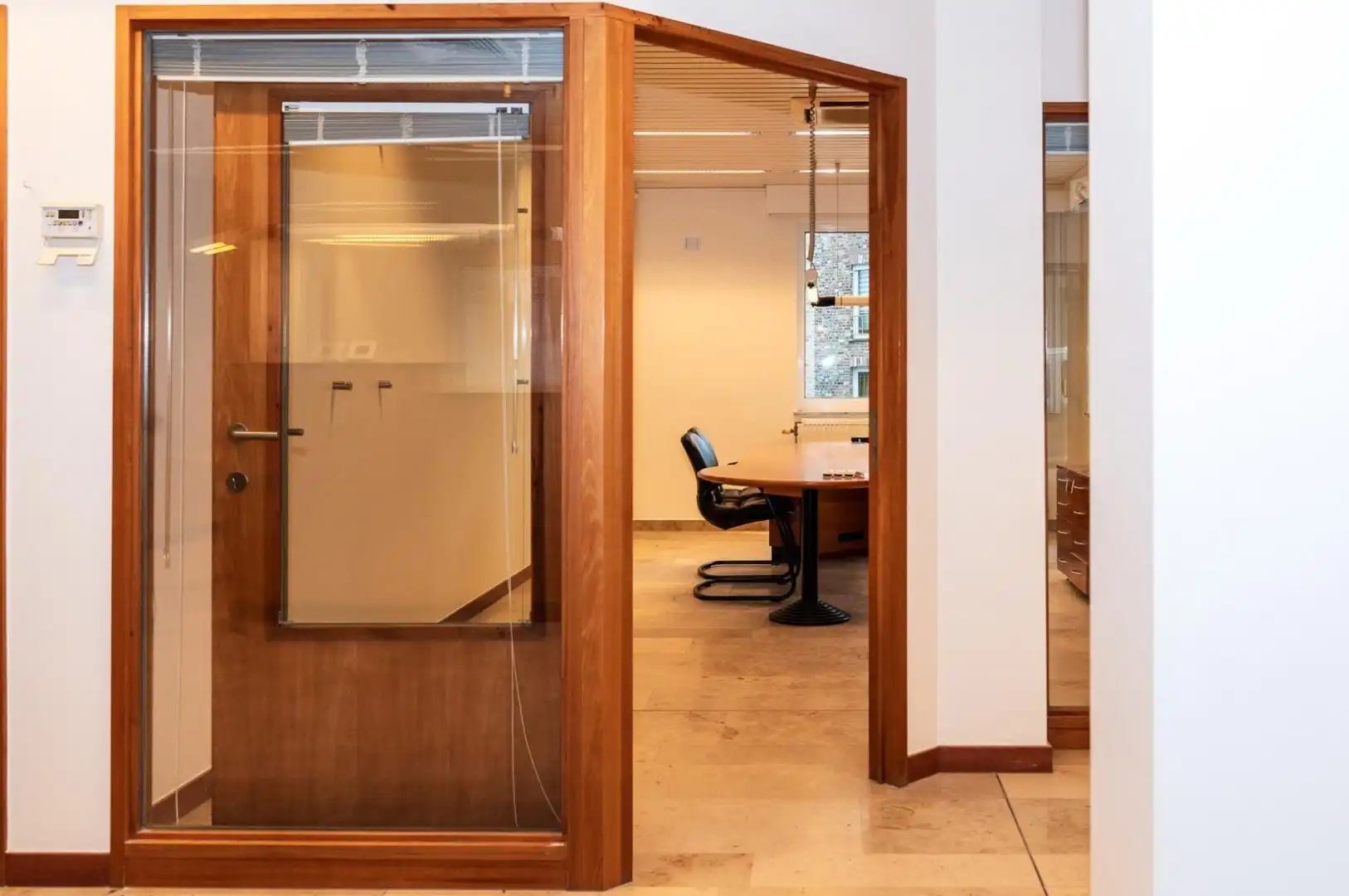 Kantoorruimte:Winkelruimte te huur in Voeren – 184 m² met parkeergelegenheid foto 4