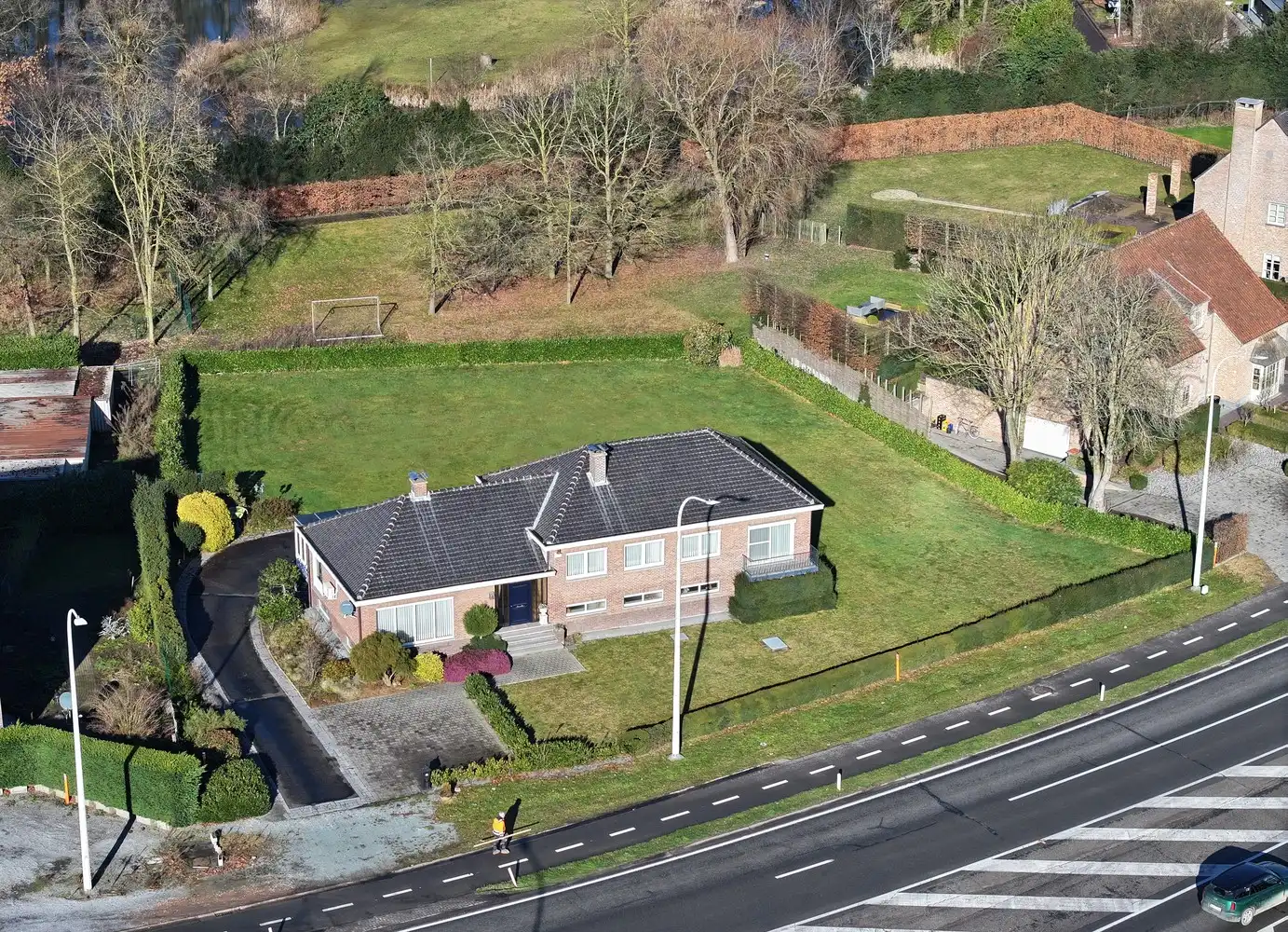 Veelzijdige eigendom op strategische locatie nabij Maastricht foto 2