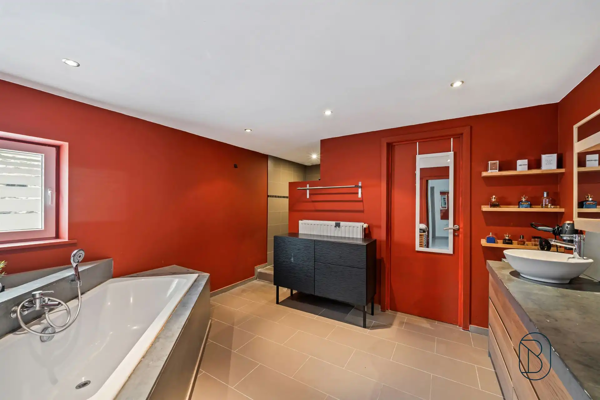 Gerenoveerde woning met tuin en zonnepanelen foto 8