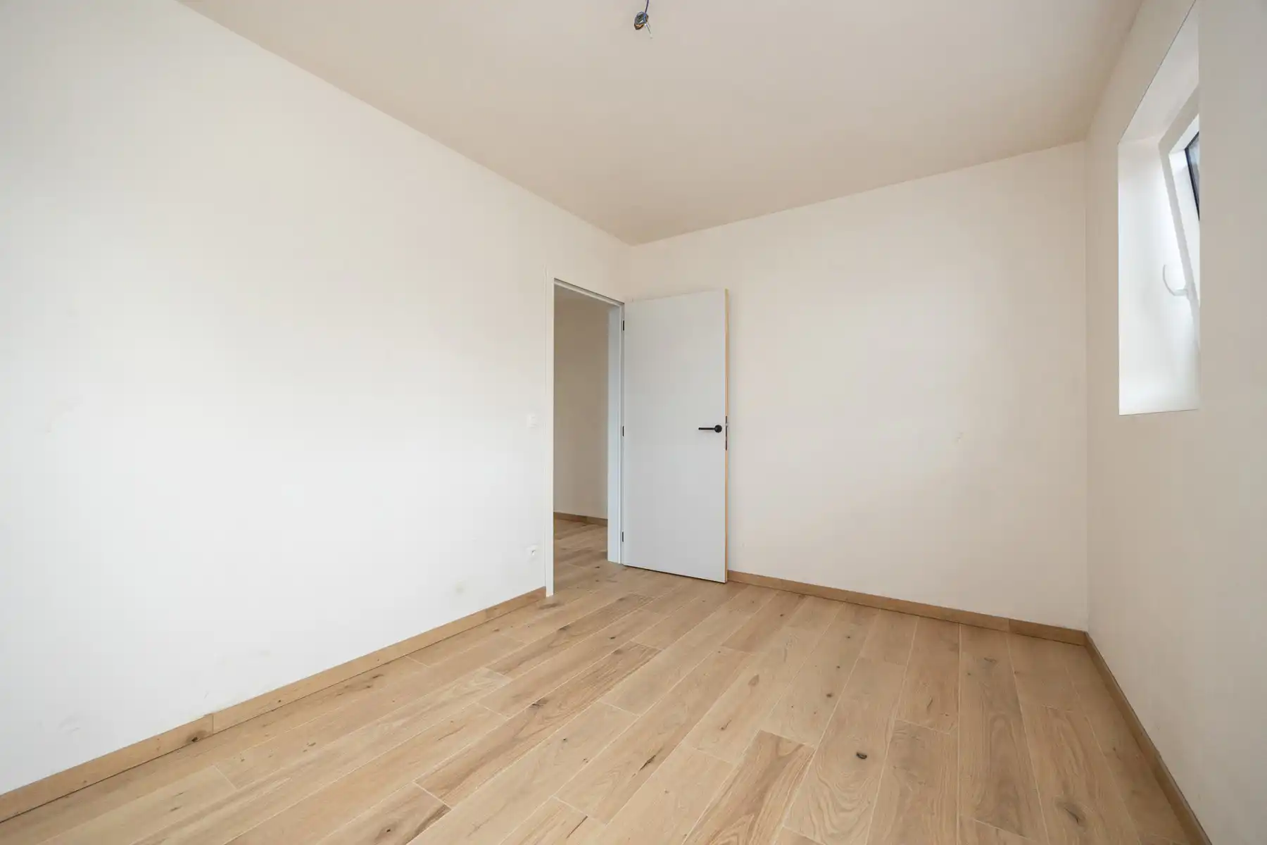 Halfopen woning met 3 slaapkamers en inpandige garage. foto 16