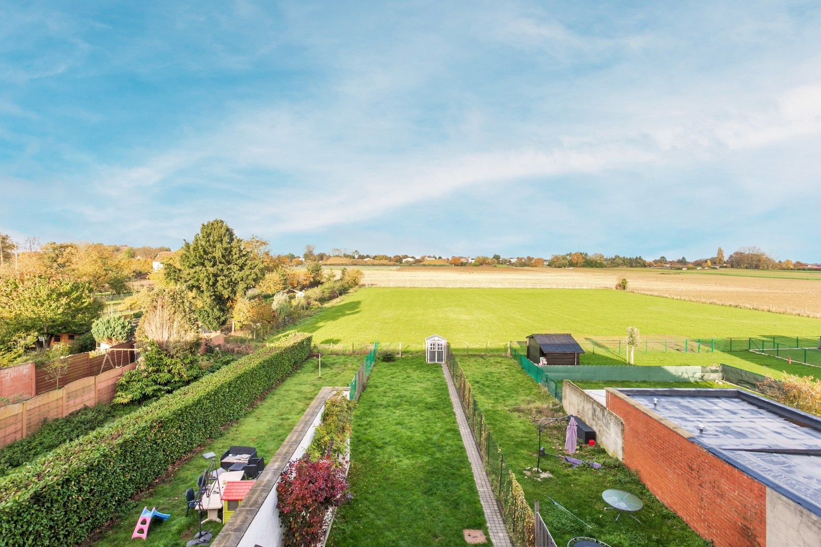 Instapklare woning met 4 slpk, tuin en parking foto 21