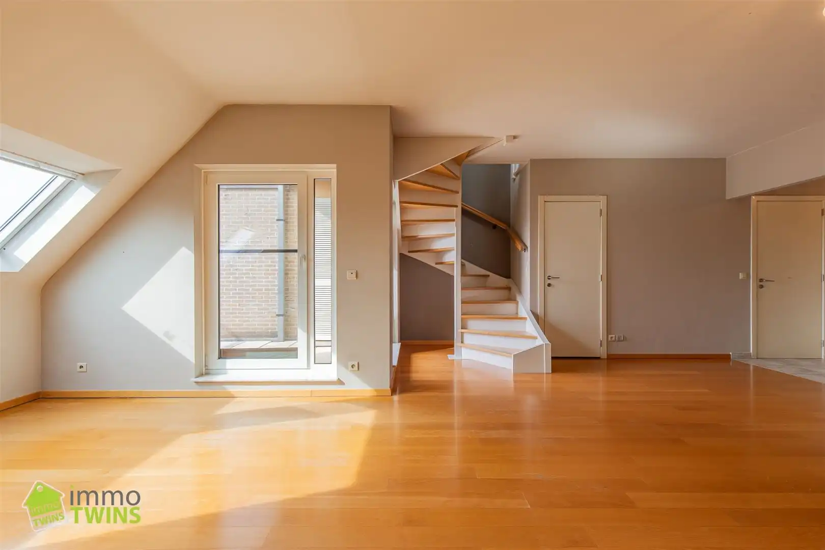 Duplex app. met 3 slpks, terras, autostaanplaats & garage foto 2