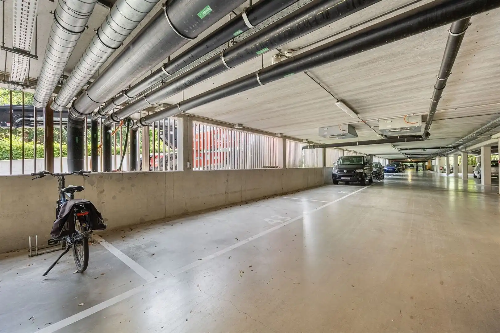 Lichtrijk appartement met groenzicht, parking en groot terras foto 20