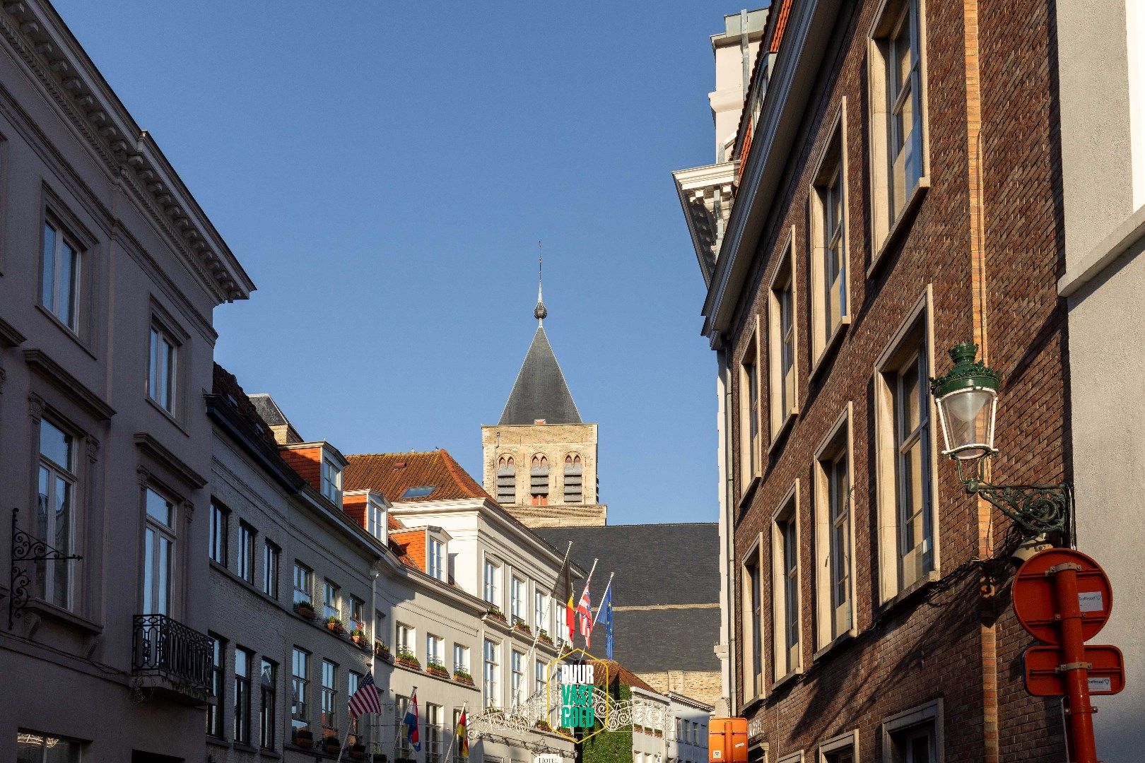 Huidig kapsalon in gerenoveerd mooi Brugs hoekpand met trapgevel foto 28