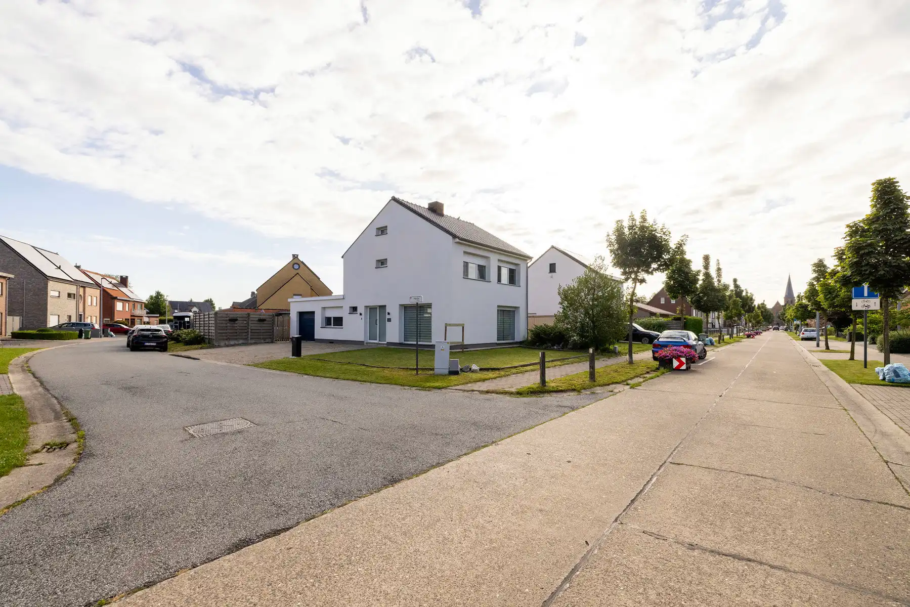 Hoofdfoto van de publicatie: Deels gerenoveerde woning met 3 slpks en tuin op 405m2