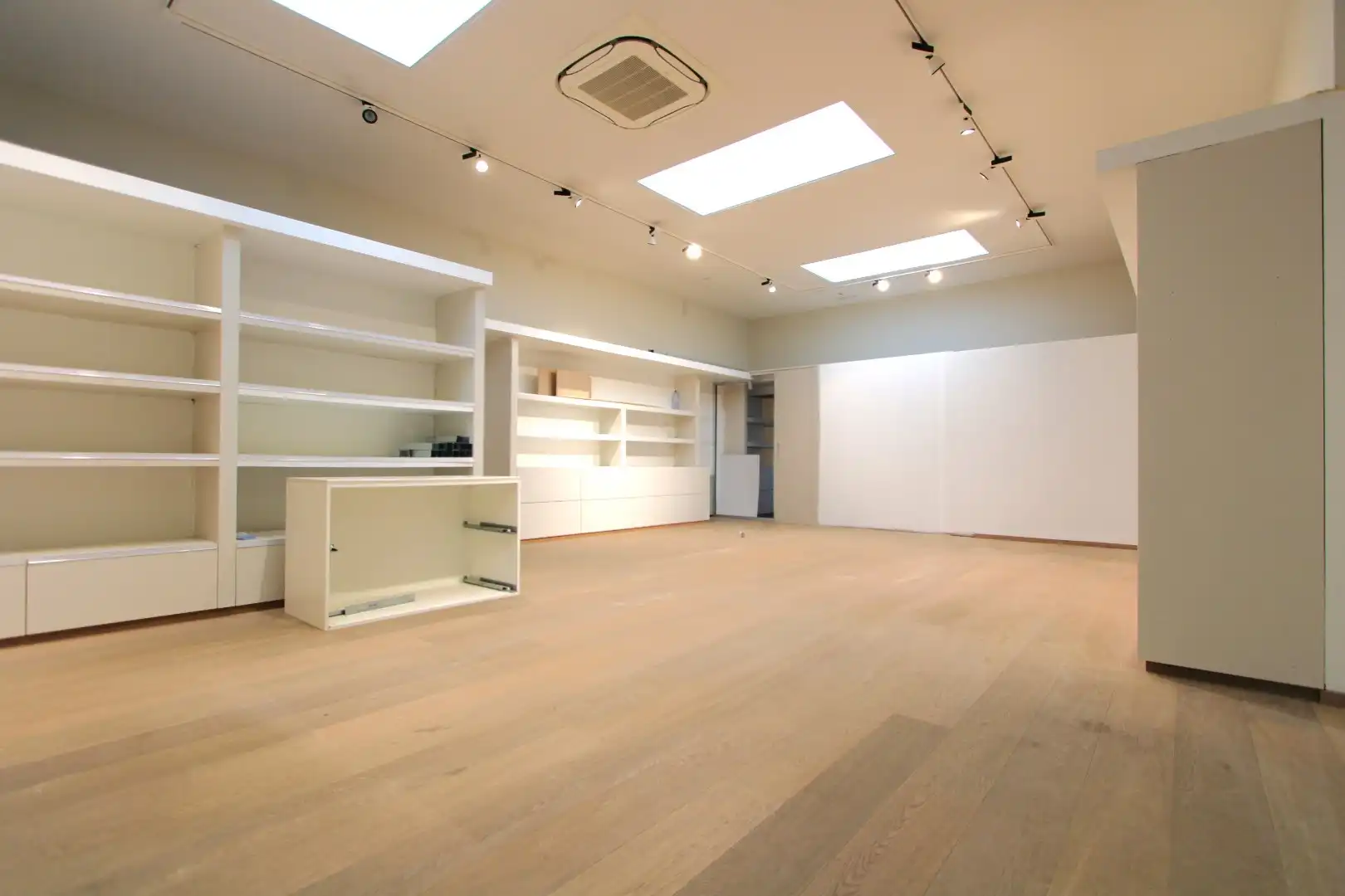 Verhuurd winkel te koop van 471 m² te Zeedijk  678-679 foto 2