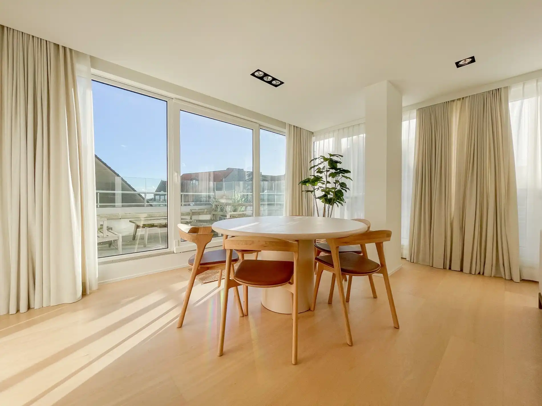 Appartement met zijdelings zeezicht en een ruim zuidwest gericht terras. foto 2