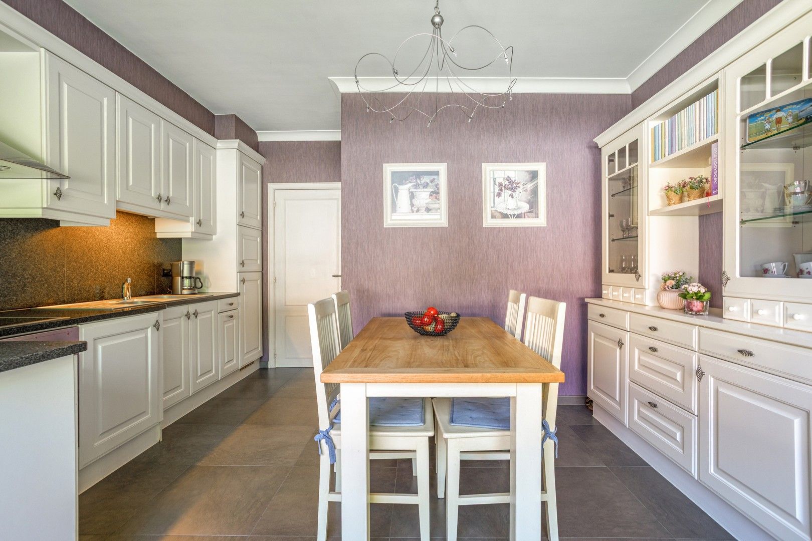 Instapklare Woning met Vergunde Loods en Kantoorruimte! foto 7
