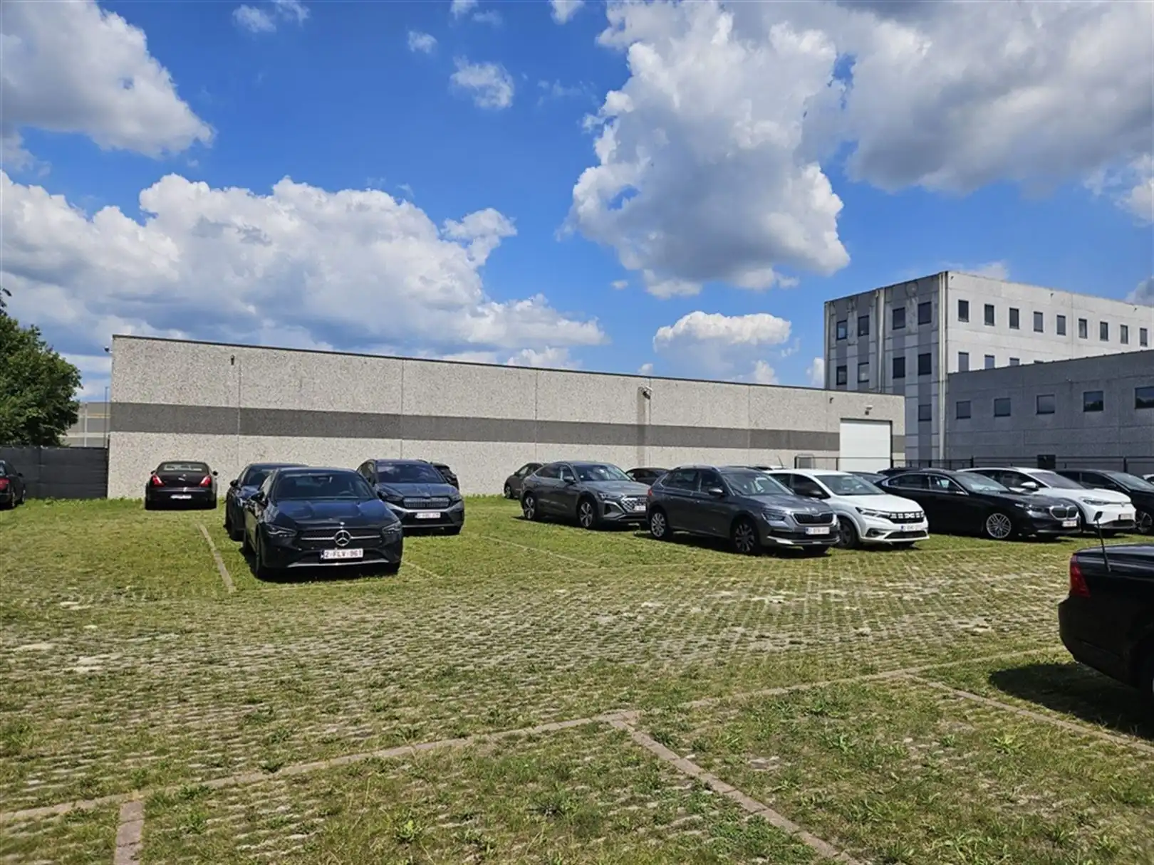 Bedrijfsgebouw met ruime parking te Waregem foto 6